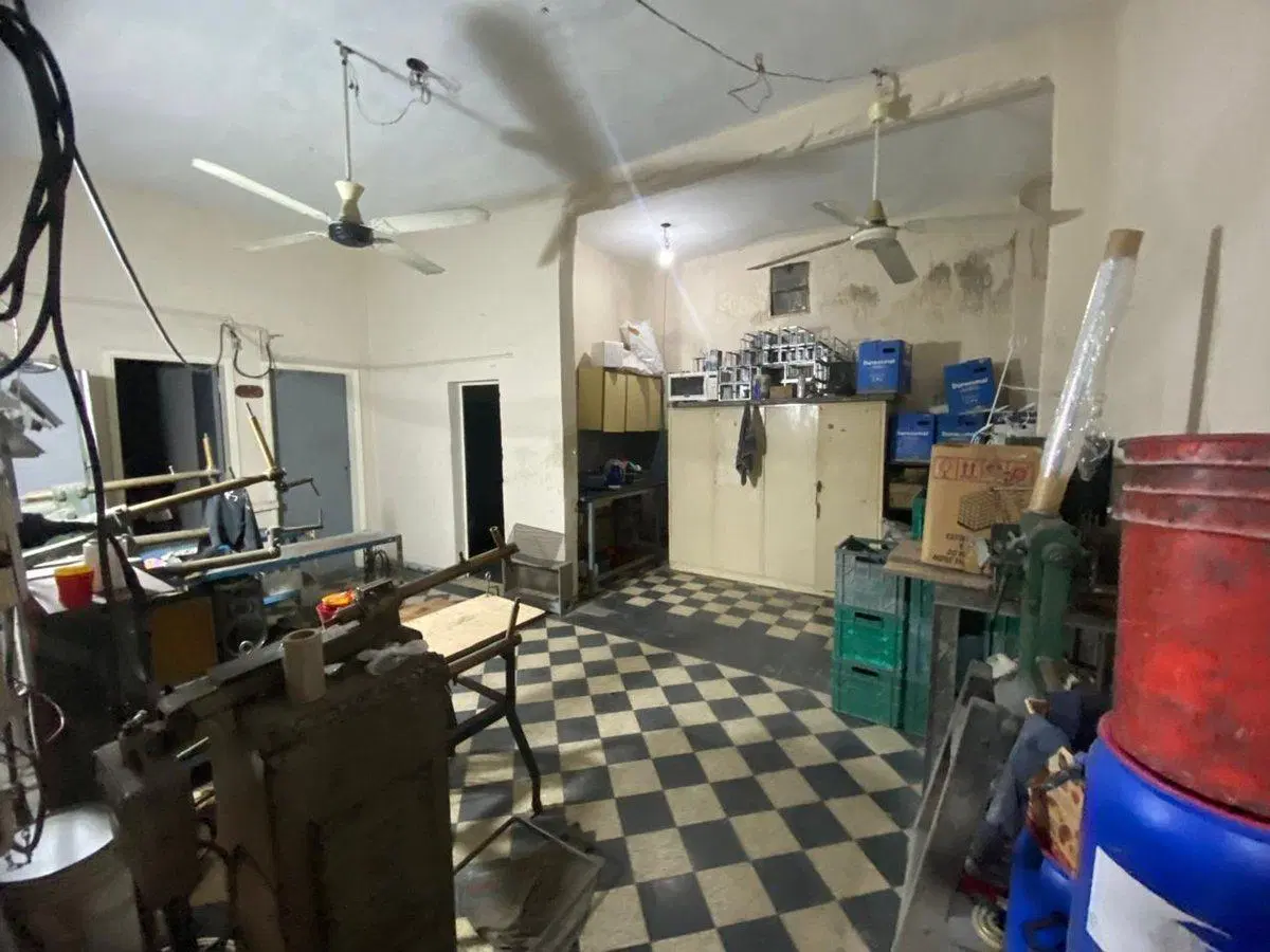 CASA MULTIFAMILIAR CON DEPOSITO  VENTA CASEROS 2