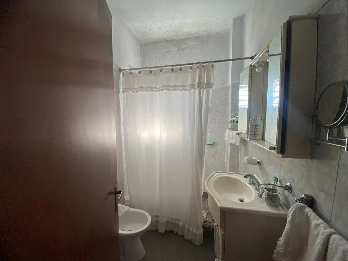 CASA MULTIFAMILIAR CON DEPOSITO  VENTA CASEROS 5