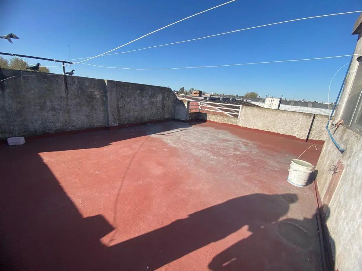 CASA MULTIFAMILIAR CON DEPOSITO  VENTA CASEROS 3