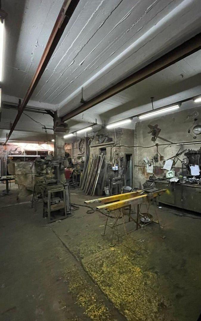 Foto de GALPON VENTA CON OFICINA V.LUGANO MAS CASA 5 AMB., imagen 2