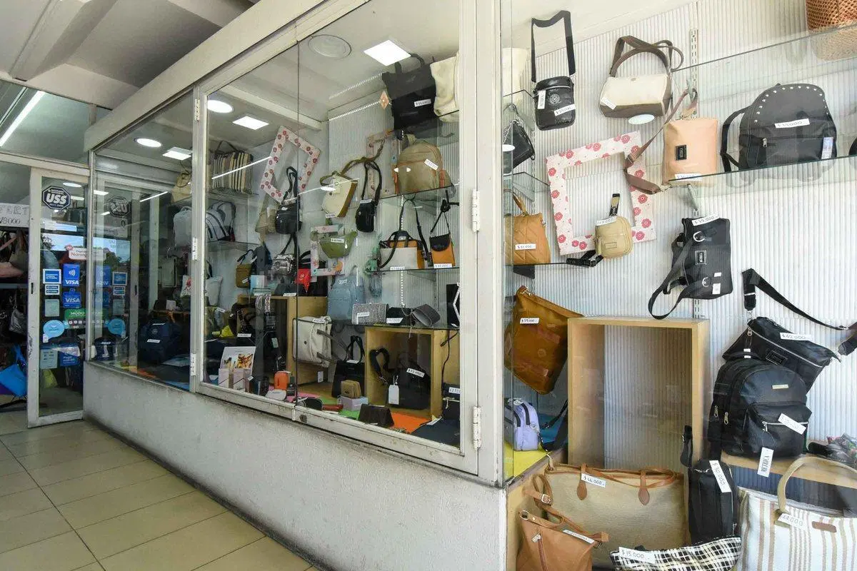 Venta local en Liniers sobre Av. Rivadavia 210 m2 4
