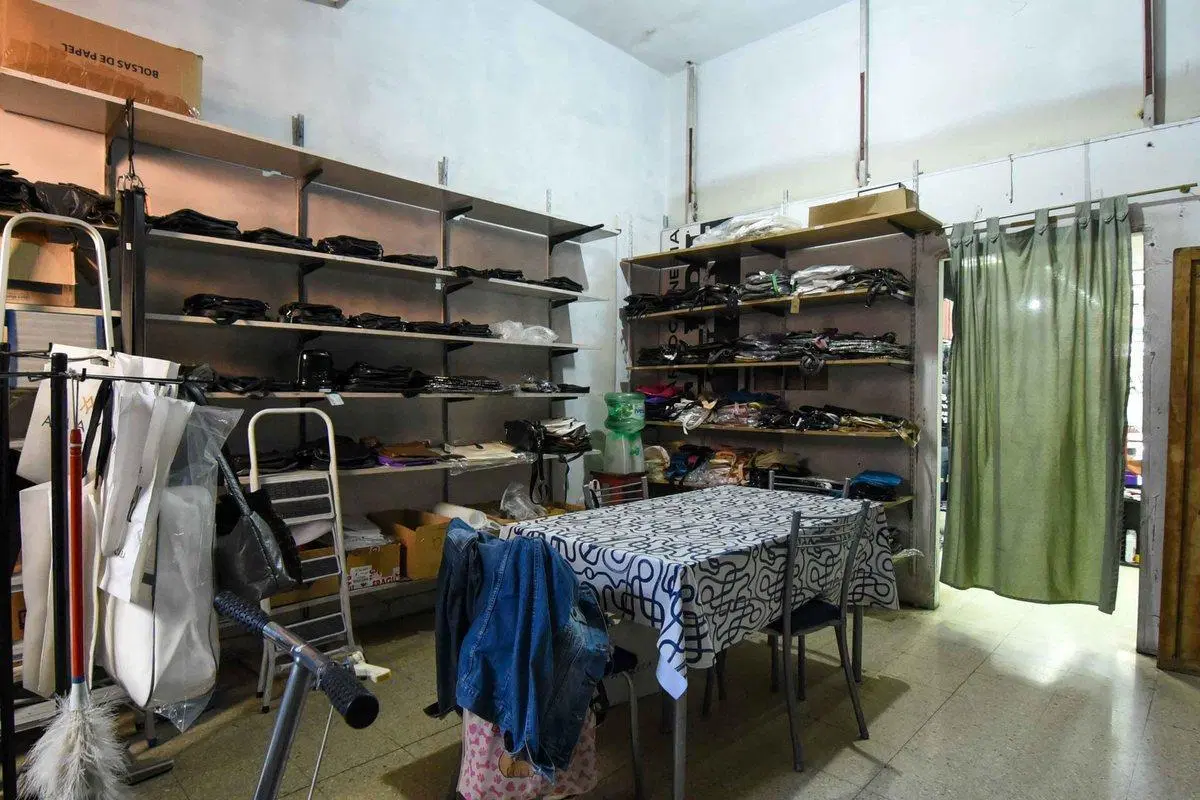Venta local en Liniers sobre Av. Rivadavia 210 m2 5