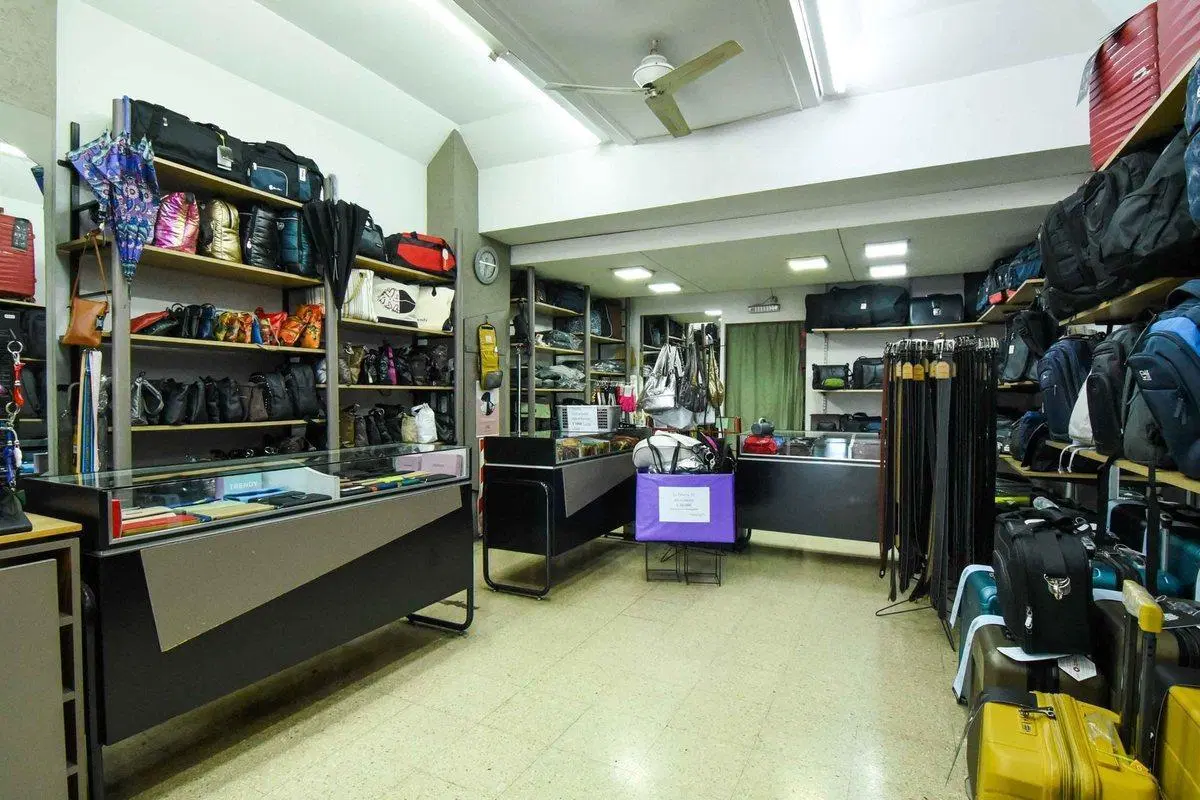 Venta local en Liniers sobre Av. Rivadavia 210 m2 2