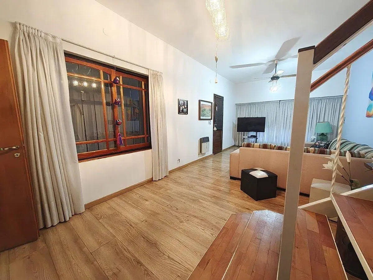Venta casa 3 ambientes cochera 2