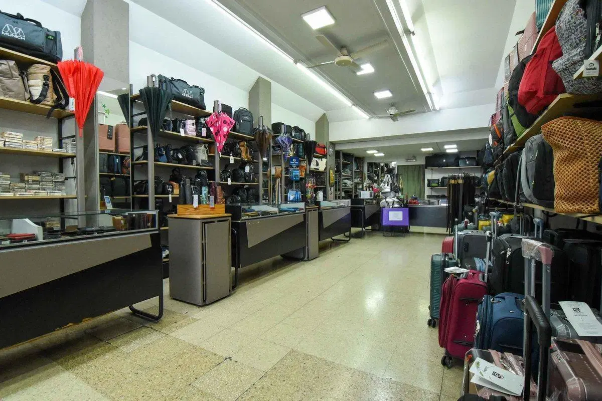 Venta local en Liniers sobre Av. Rivadavia 210 m2 2
