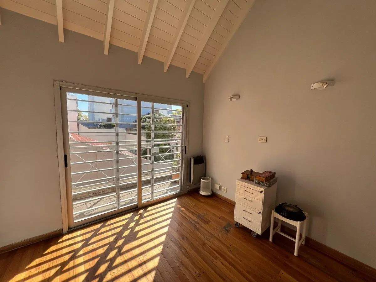 Casa 5 ambientes Pileta Cochera Barrio Naon 8