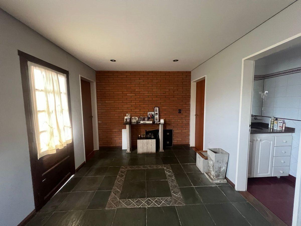 Foto de Casa 5 ambientes Pileta Cochera Barrio Naon, imagen 2