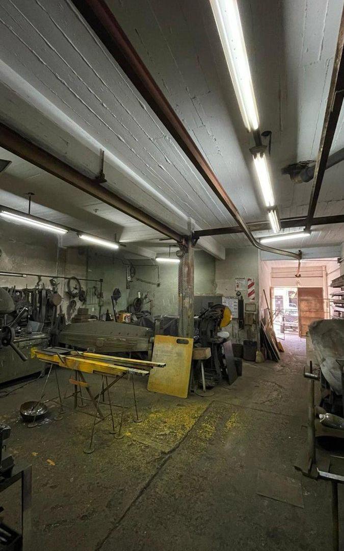 Foto de GALPON VENTA CON OFICINA V.LUGANO MAS CASA 5 AMB., imagen 3