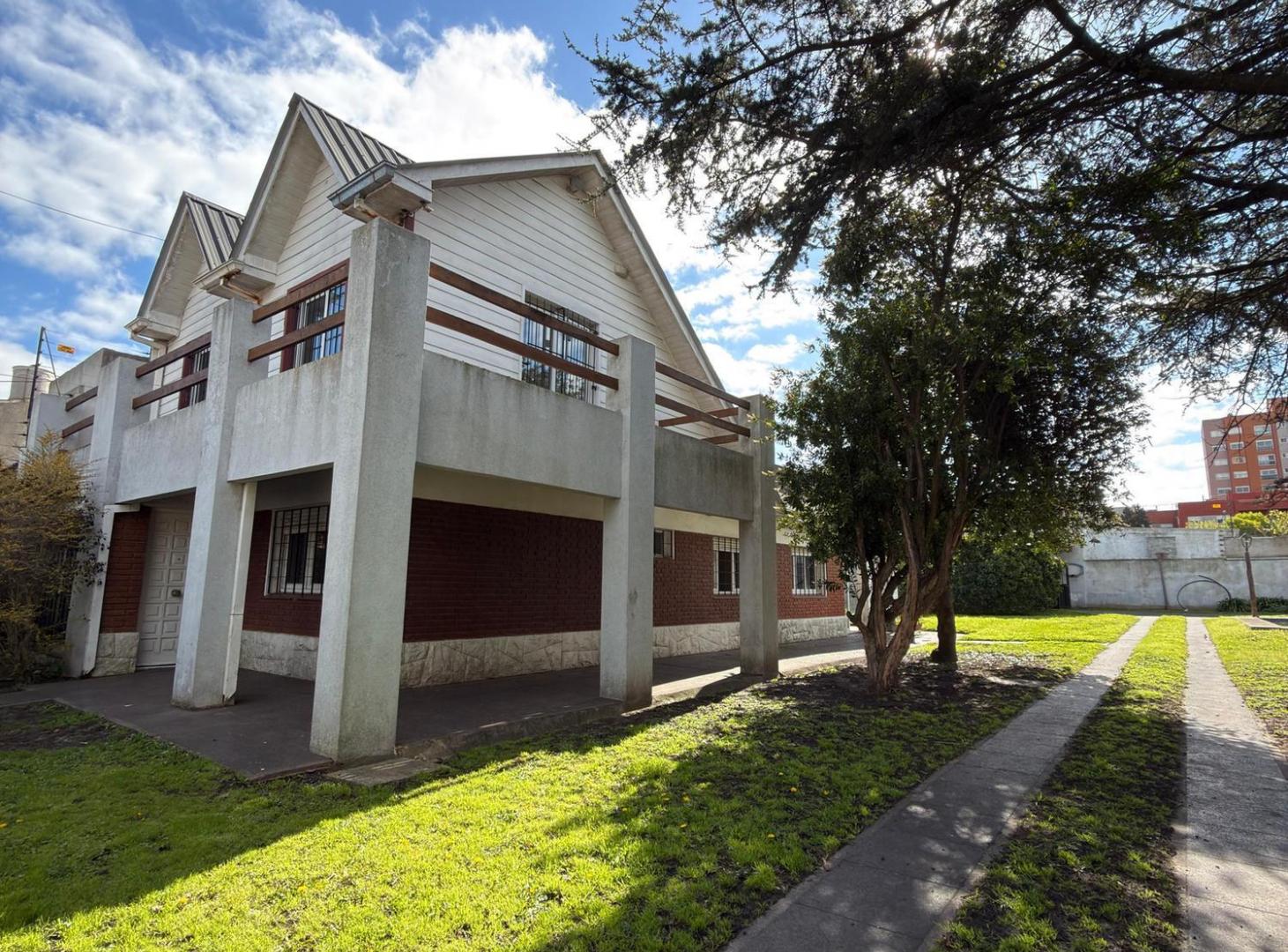 Foto de VENTA CASA 5 AMB CON GRAN PARQUE Y PISCINA BARRIO ZACAGNINI, imagen 2
