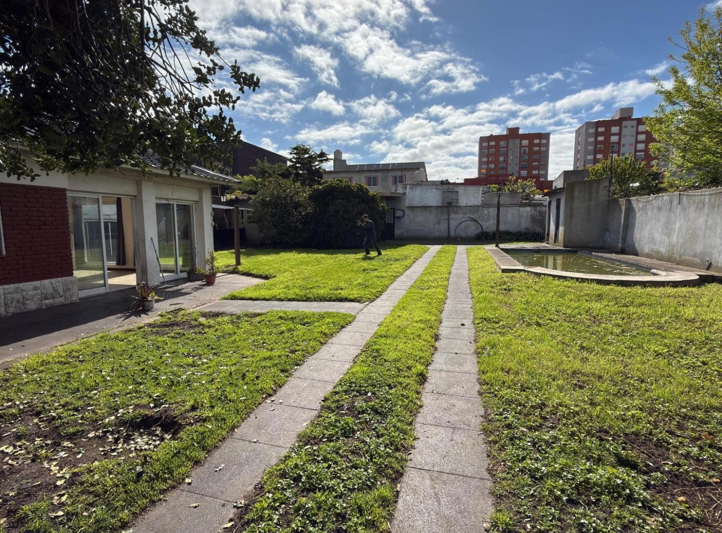 Foto de VENTA CASA 5 AMB CON GRAN PARQUE Y PISCINA BARRIO ZACAGNINI, imagen 3