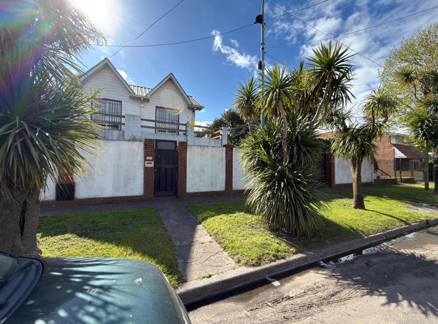 Foto de VENTA CASA 5 AMB CON GRAN PARQUE Y PISCINA BARRIO ZACAGNINI, imagen 4
