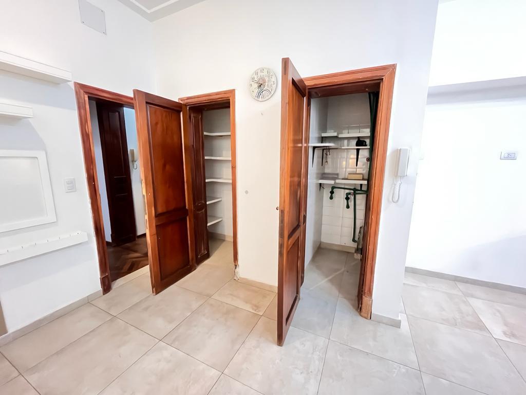 Venta Departamento Histórico de Época con Cuatro Dorm. en Pleno Centro, Muy Bien Mantenido. 5