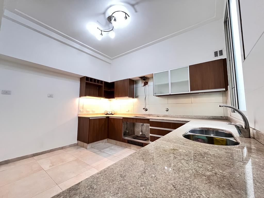 Venta Departamento Histórico de Época con Cuatro Dorm. en Pleno Centro, Muy Bien Mantenido. 3