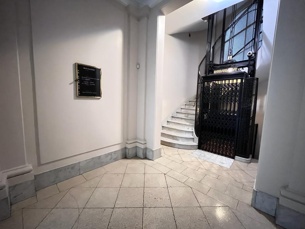 Venta Departamento Histórico de Época con Cuatro Dorm. en Pleno Centro, Muy Bien Mantenido. 2