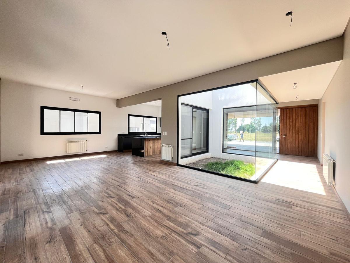 Venta Casa de Tres Dorm. en Pb con Galería y Pileta - La Rinconada Ibarlucea 2