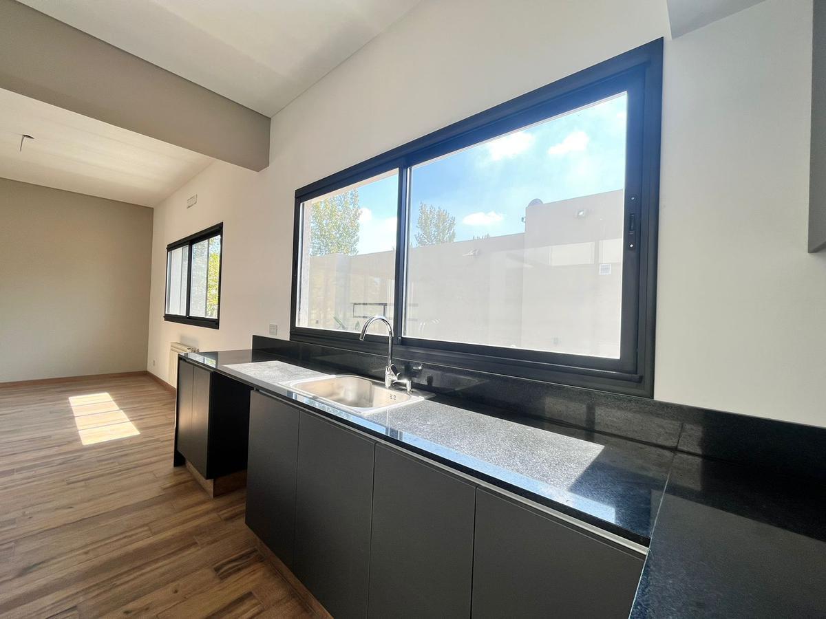 Venta Casa de Tres Dorm. en Pb con Galería y Pileta - La Rinconada Ibarlucea 3