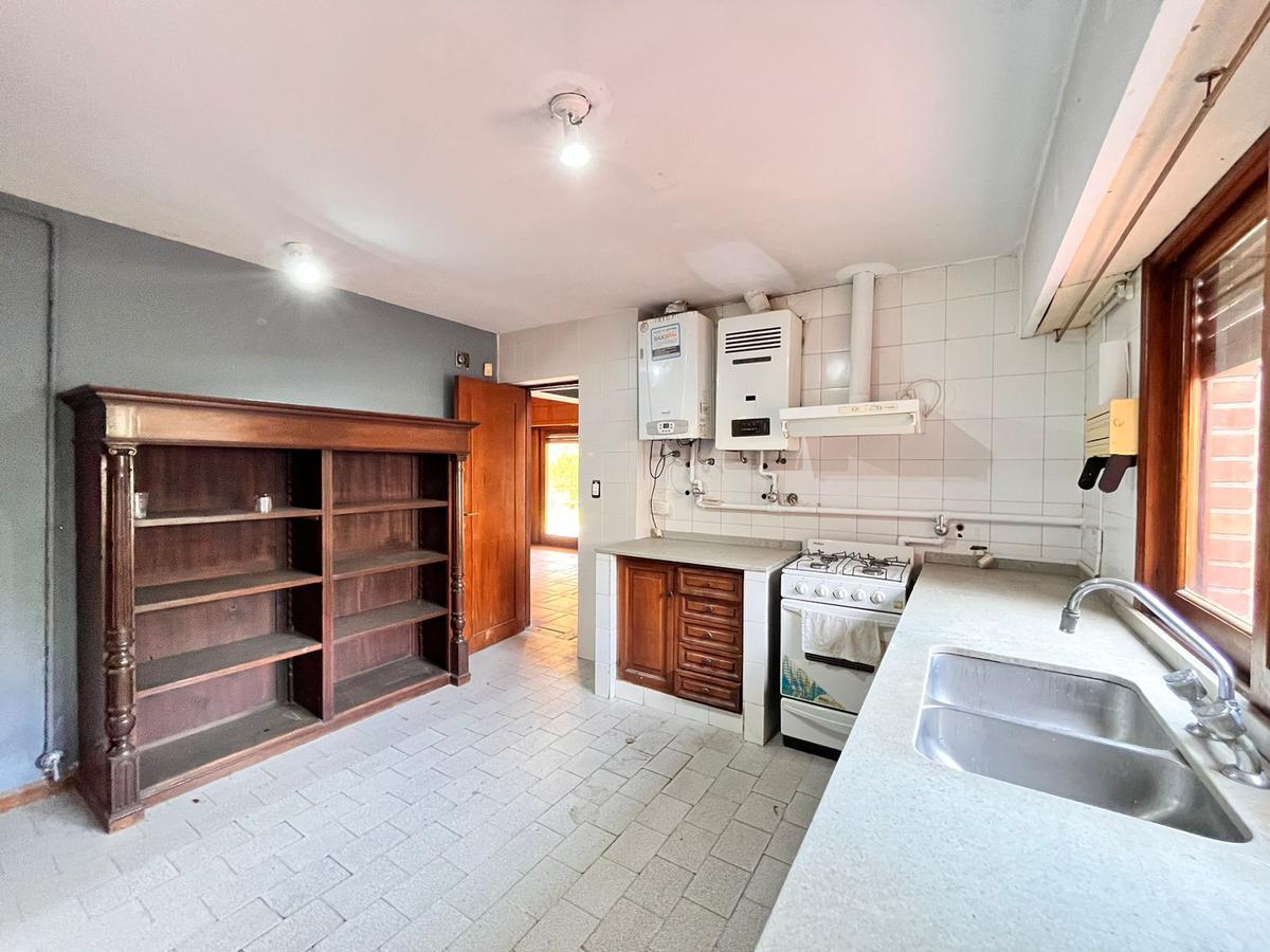 Venta Casa de Cuatro Dorm. con Jardin y Pileta. Al Lado del Jockey Club Rosario 2