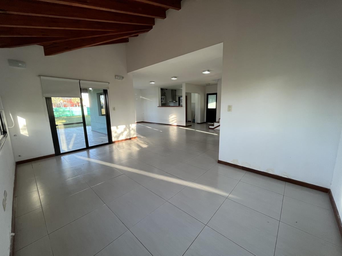 Foto de VENTA: casa de 3 dormitorios, galeria con parrillero, cochera en Tierra, imagen 2
