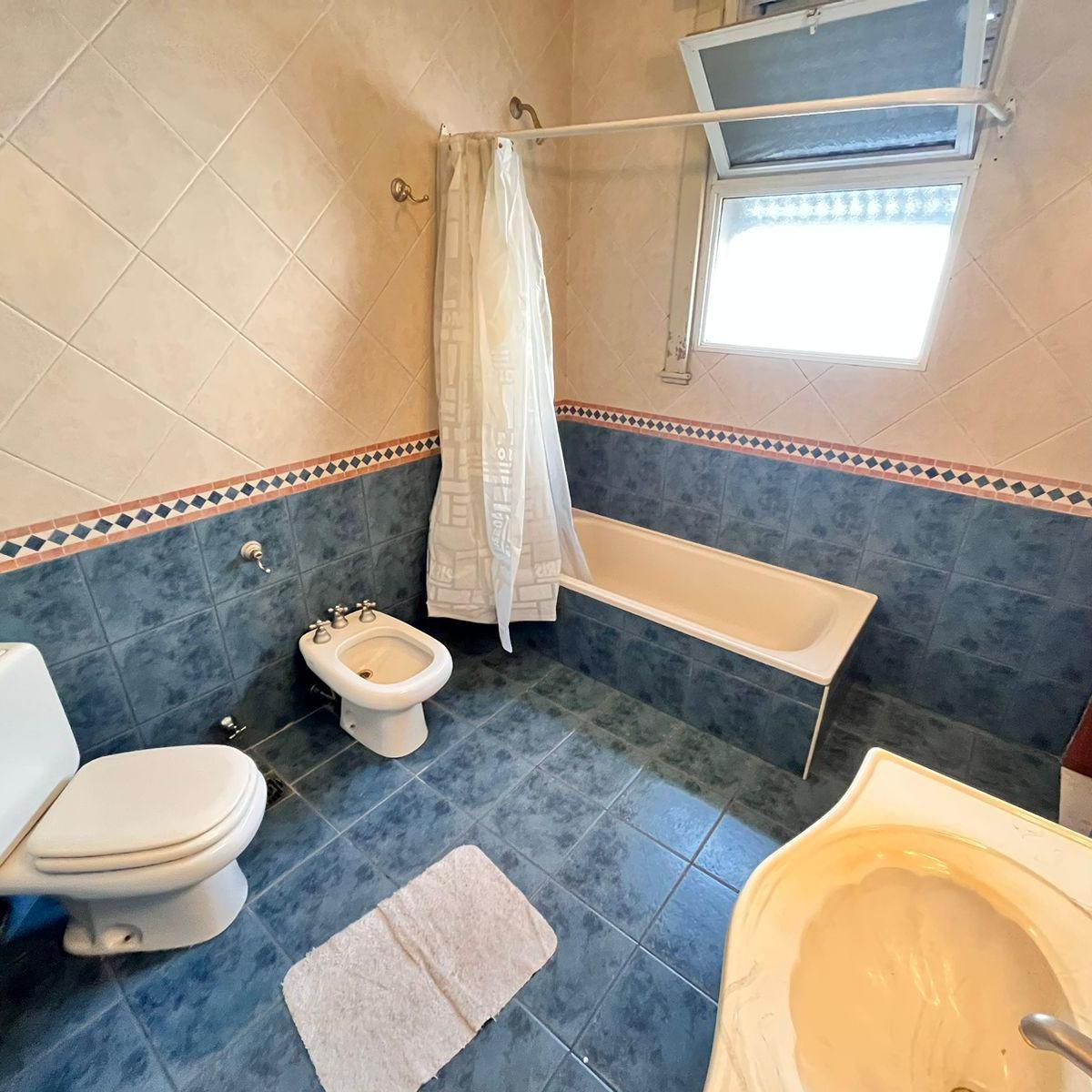 Departamento de Época, Cuatro Dorm., Pleno Centro, con Cochera, con Balcón, Bien Mantenido. 4