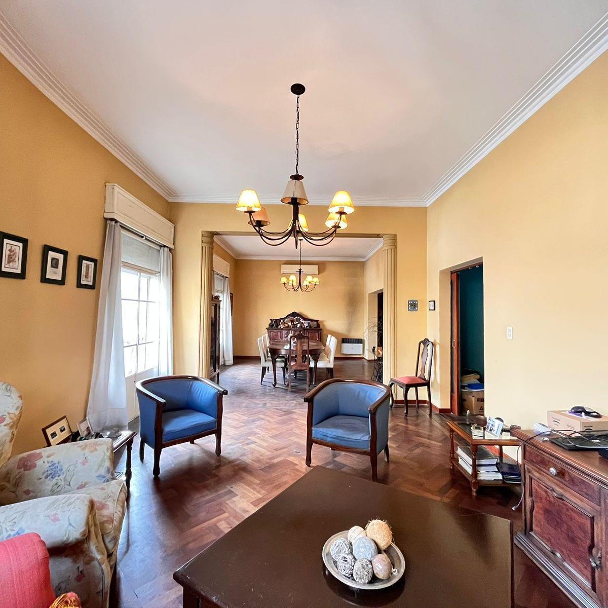Departamento de Época, Cuatro Dorm., Pleno Centro, con Cochera, con Balcón, Bien Mantenido. 3