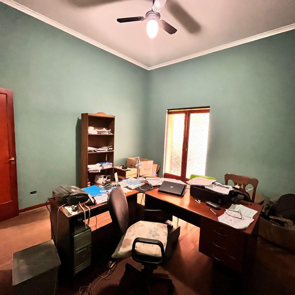 Departamento de Época, Cuatro Dorm., Pleno Centro, con Cochera, con Balcón, Bien Mantenido. 2