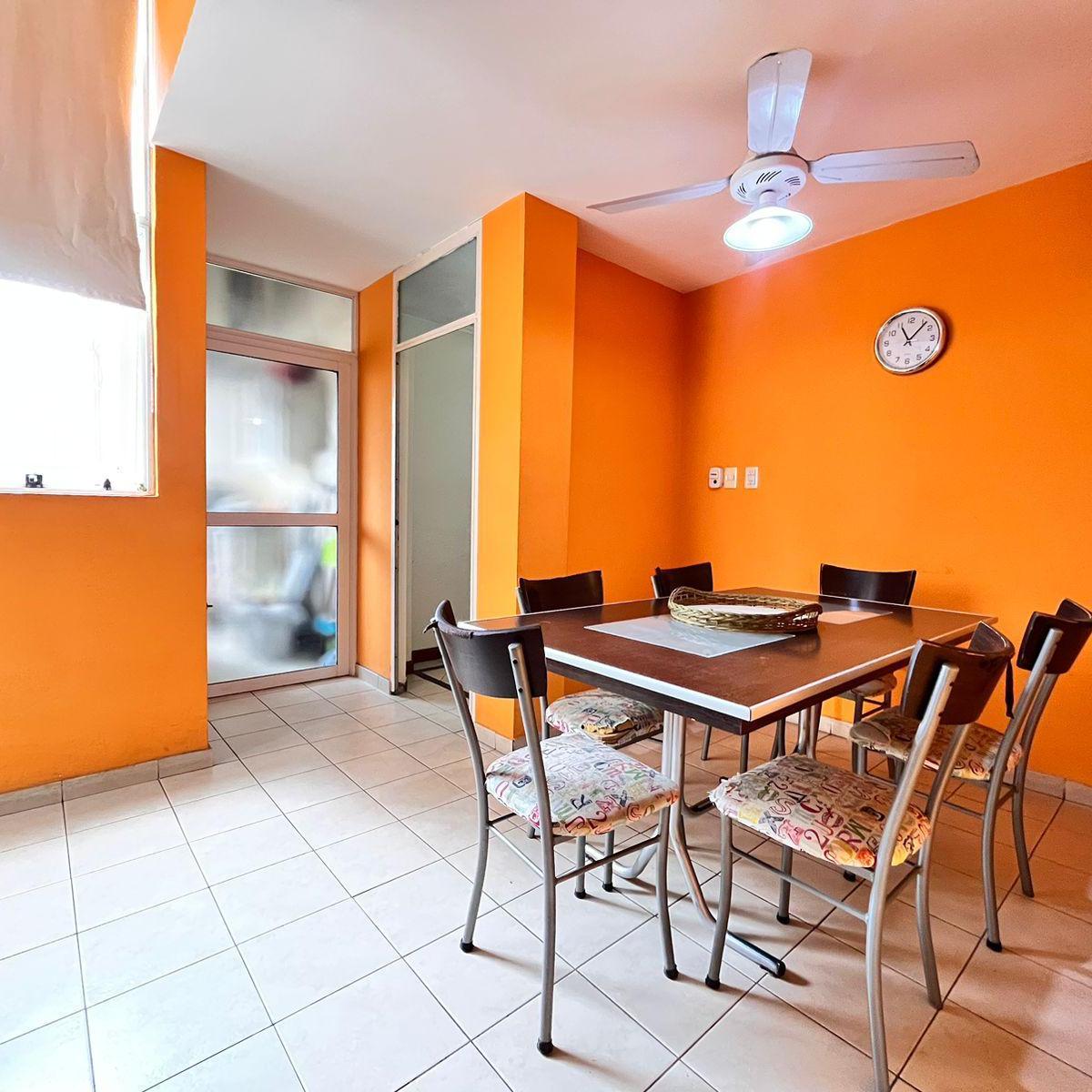Departamento de Época, Cuatro Dorm., Pleno Centro, con Cochera, con Balcón, Bien Mantenido. 1