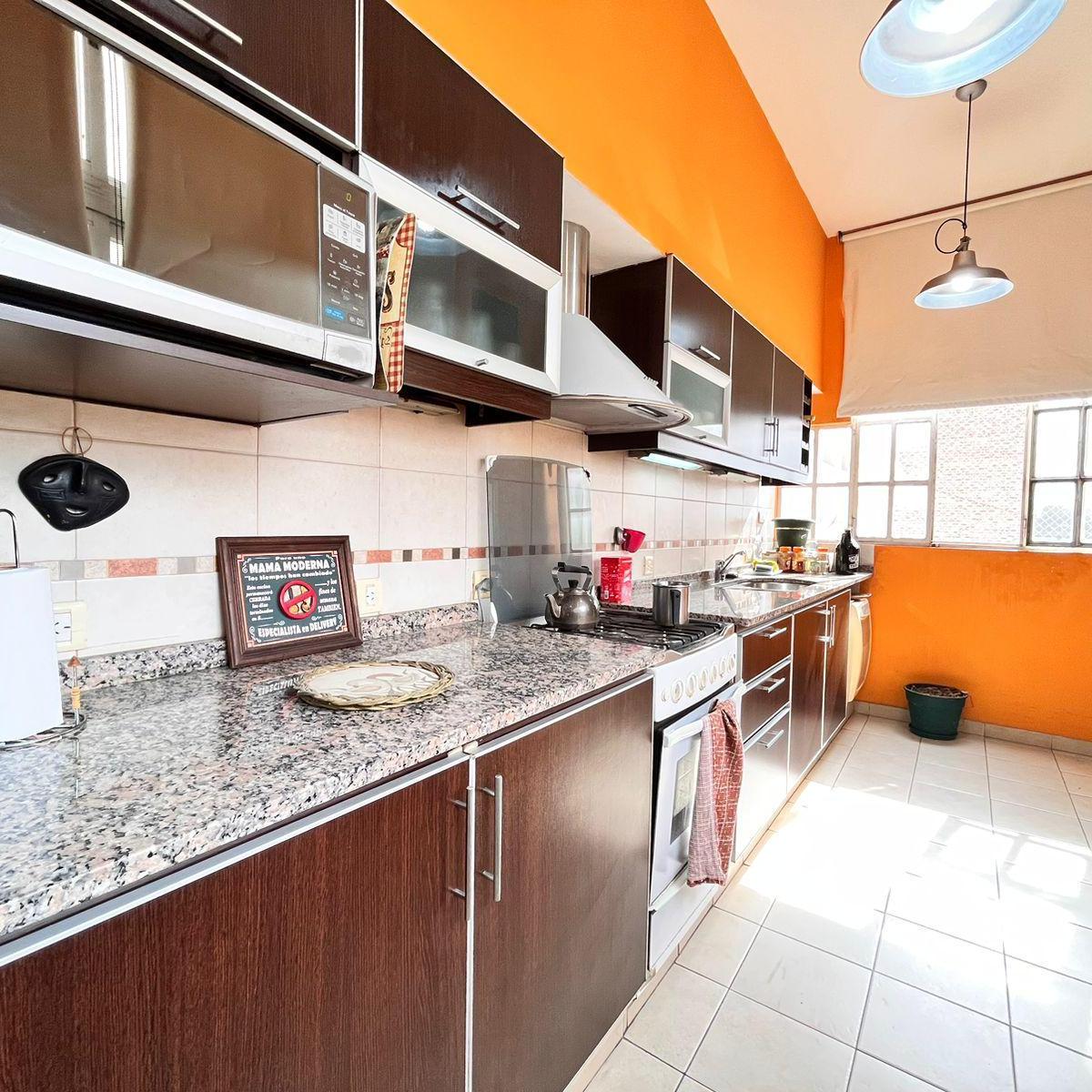 Departamento de Época, Cuatro Dorm., Pleno Centro, con Cochera, con Balcón, Bien Mantenido. 4