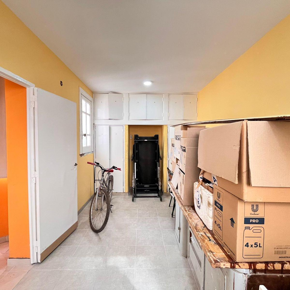 Departamento de Época, Cuatro Dorm., Pleno Centro, con Cochera, con Balcón, Bien Mantenido. 3