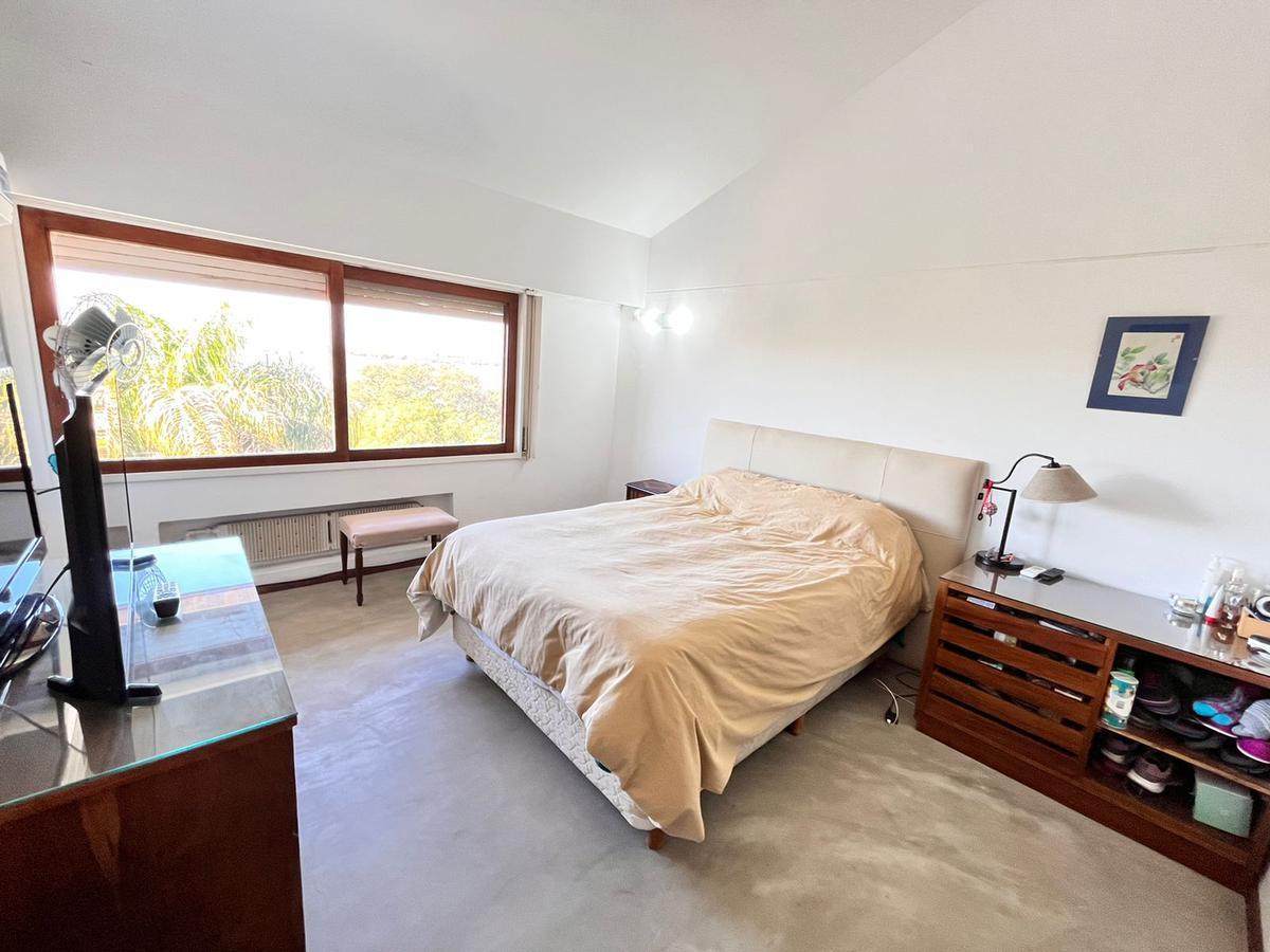 Casa de Cuatro Dorm. con Patio, Balcón, Jardin y Parrillero - 270 m² - Barrancas de Alberdi 5