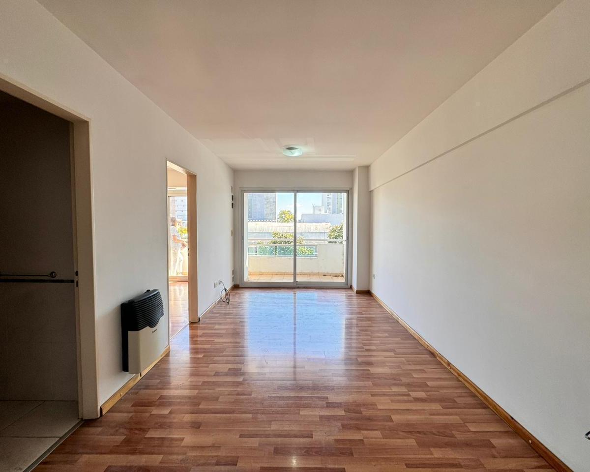 VENTA: a 20 m de la Facultad de Medicina, un dormitorio, al frente, con amenities: pileta y parrilla