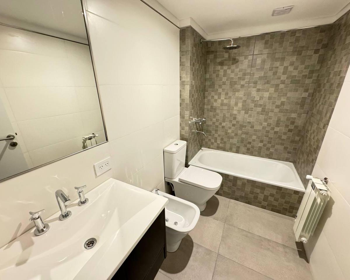 VENTA: departamento de dos dormitorios con balcón y amenities. Opción cochera. Rosario, Lourdes