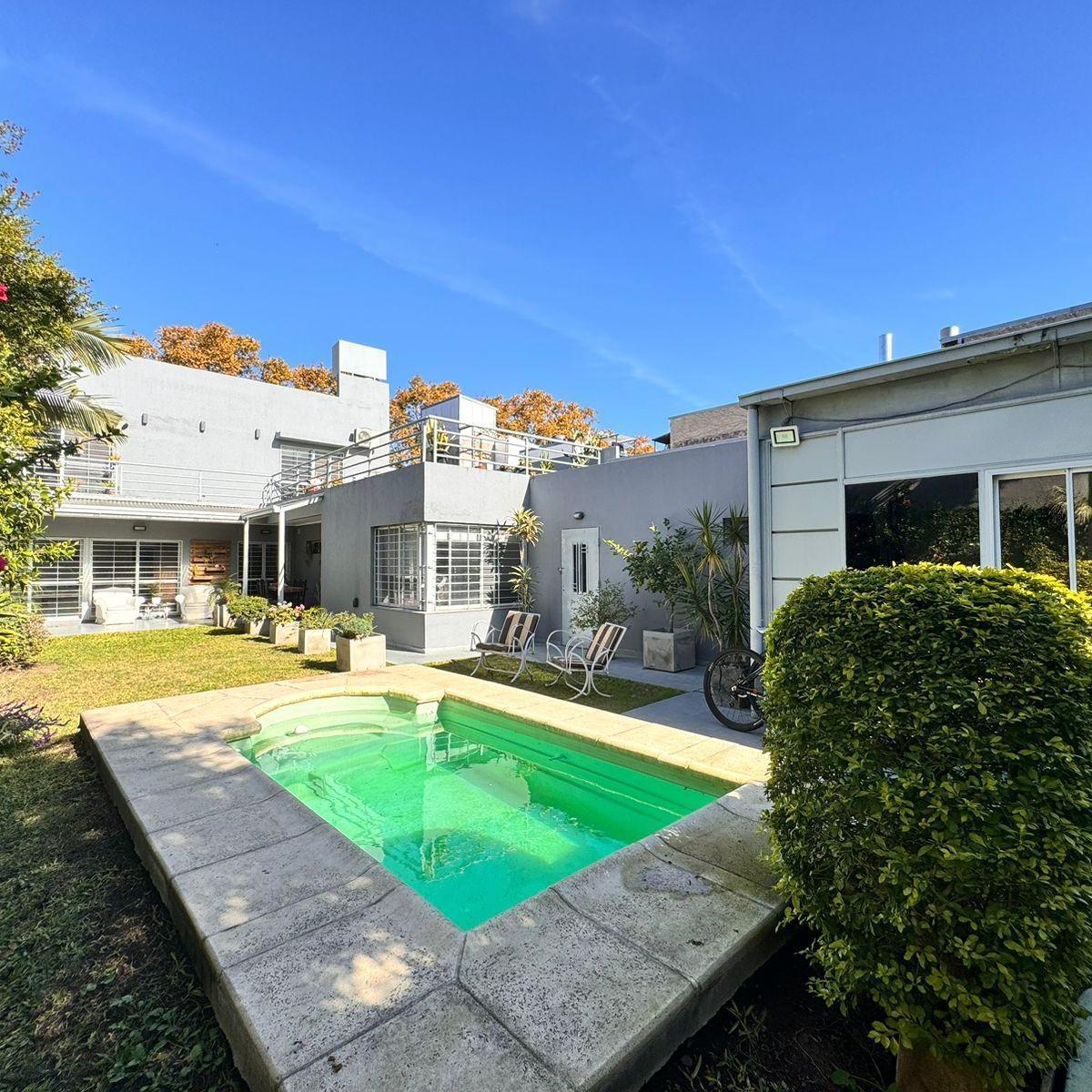 VENTA: Casa con quincho, jardín y pileta. 3 dormitorios. Cochera doble. Refinerías. Apta crédito.