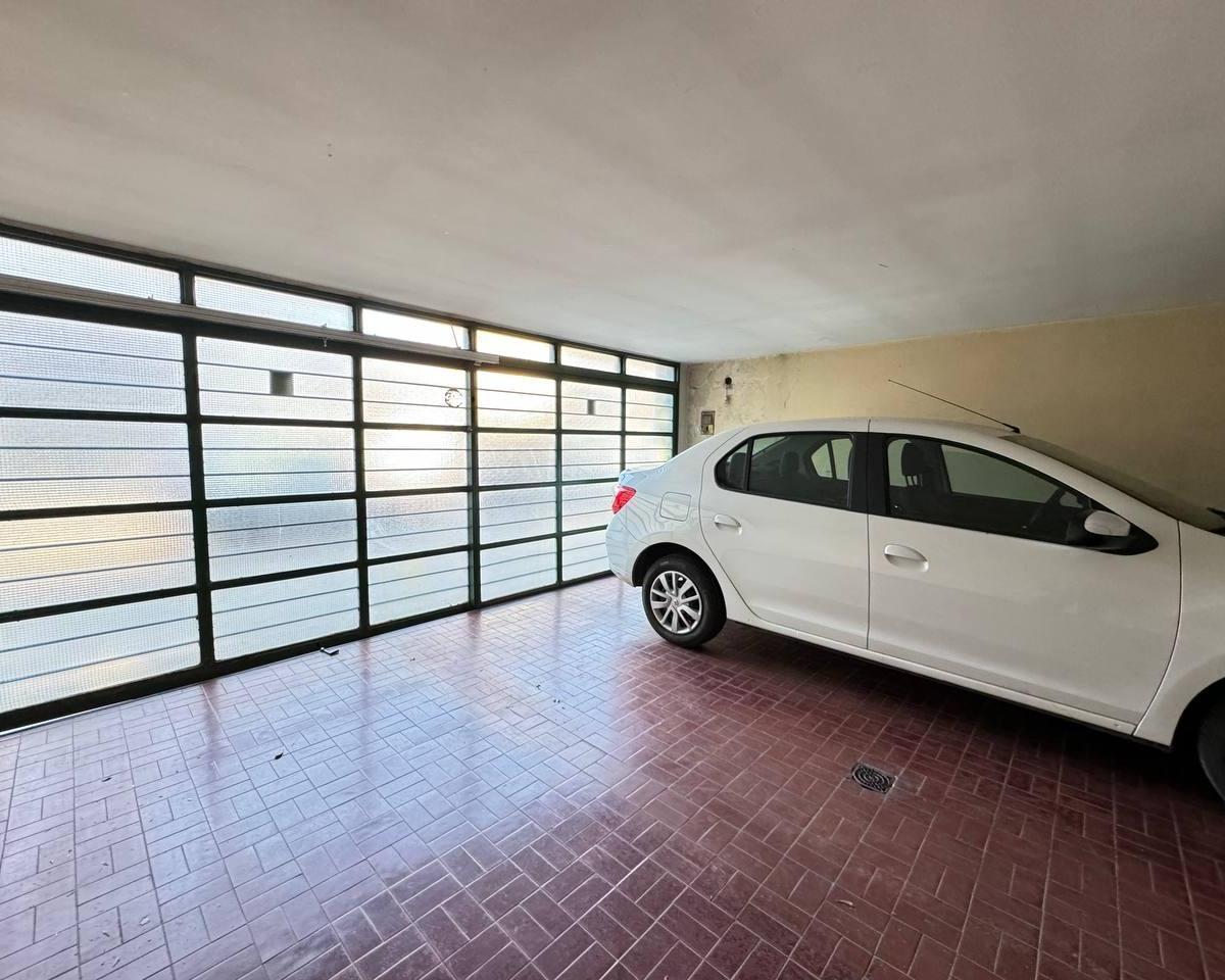 Venta Importante Casa de Cinco Dorm., Dos Cocheras, Jardin y Pileta. Rosario Luis Agote 5