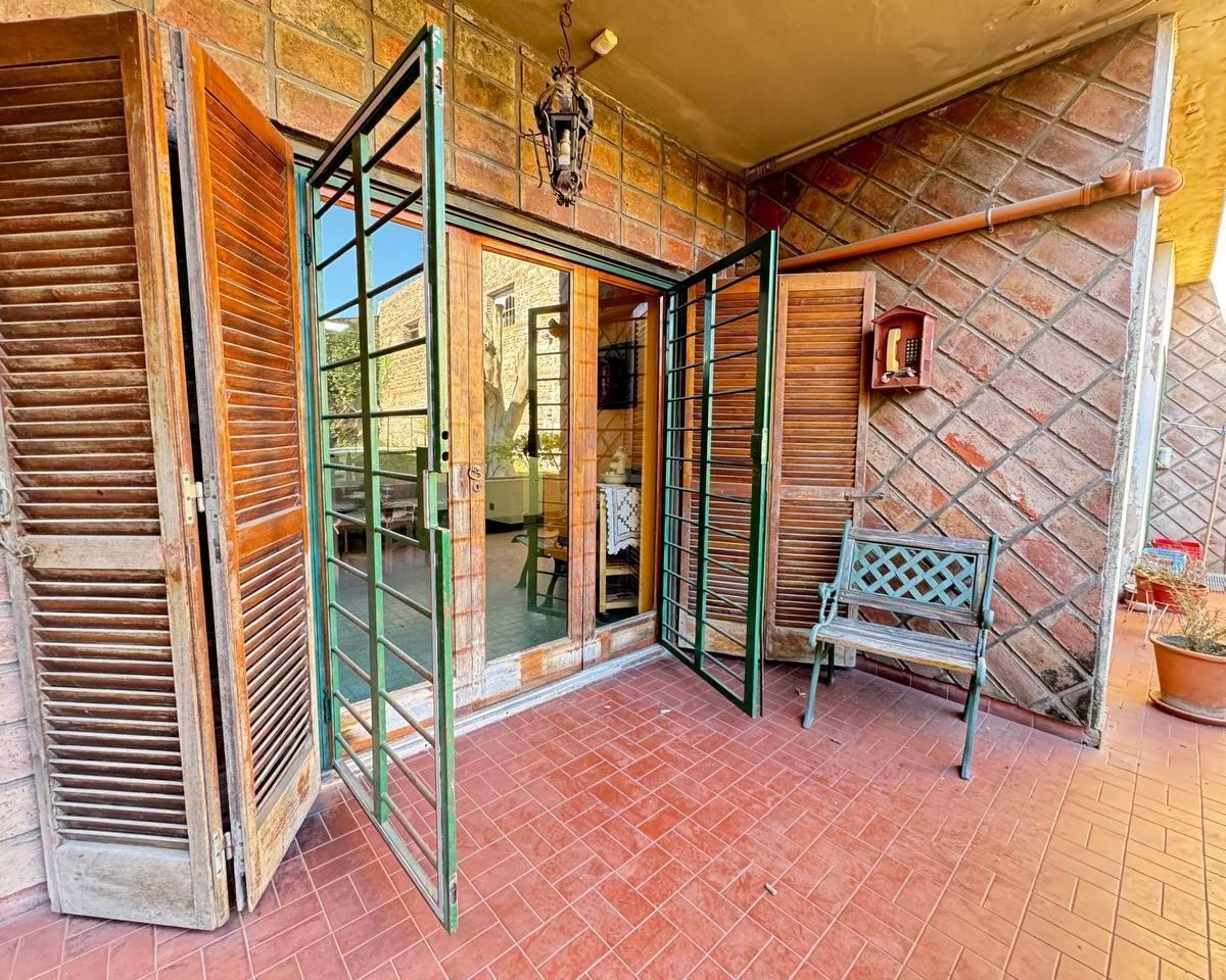 Venta Importante Casa de Cinco Dorm., Dos Cocheras, Jardin y Pileta. Rosario Luis Agote 5