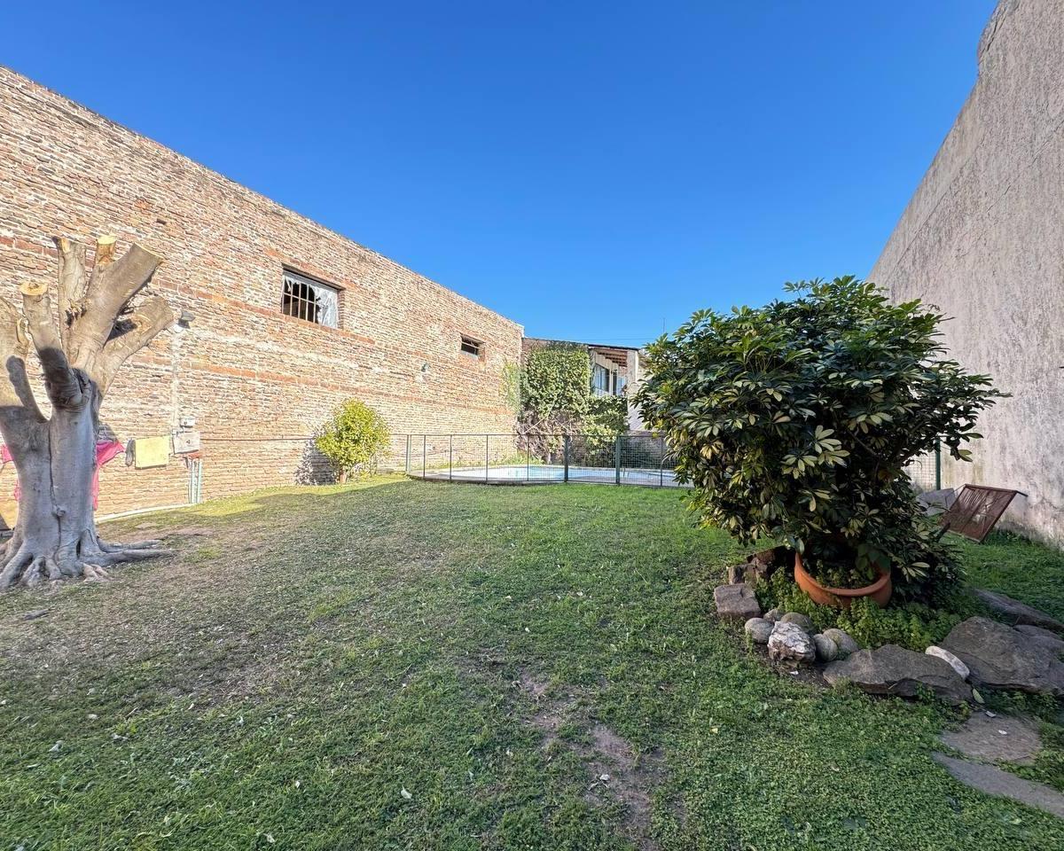 Venta Importante Casa de Cinco Dorm., Dos Cocheras, Jardin y Pileta. Rosario Luis Agote 4
