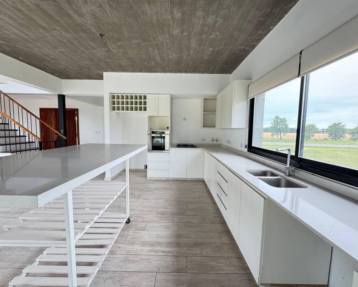 Venta Casa de 3 Dorm. con Pileta. Rinconada, Ibarlucea 4