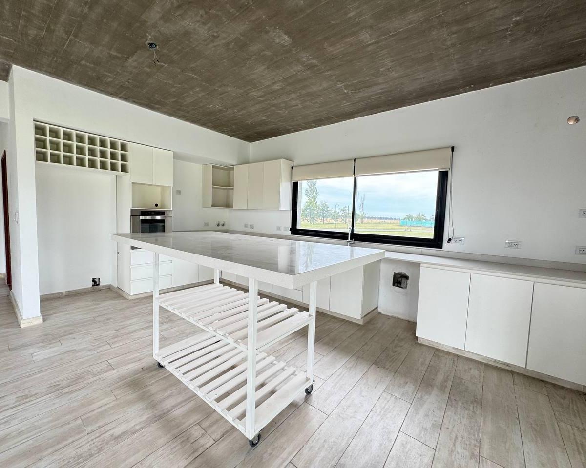 Venta Casa de 3 Dorm. con Pileta. Rinconada, Ibarlucea 2