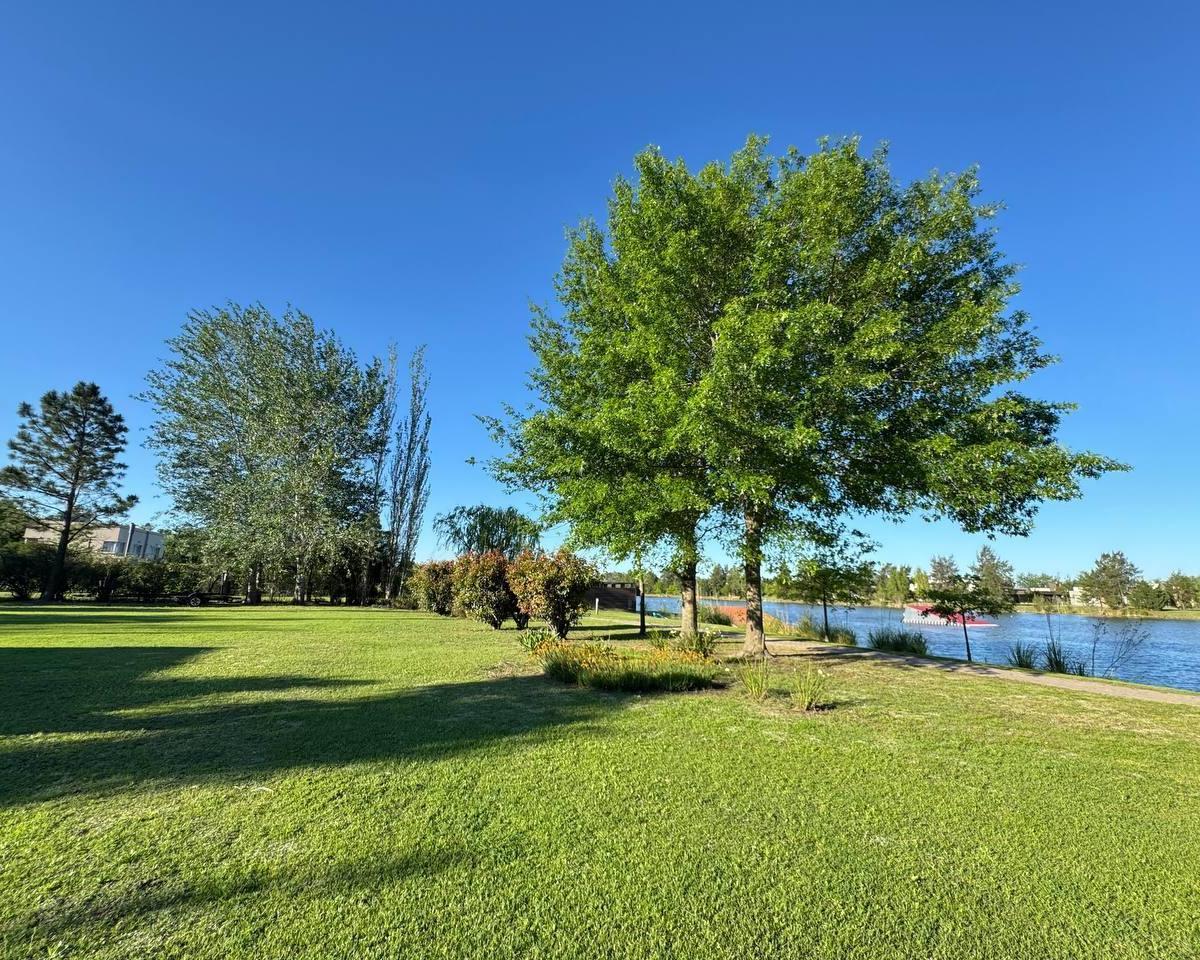 VENTA: terreno en Puerto Roldan sobre el Lago y la Av. principal con 1500 m2. Roldan