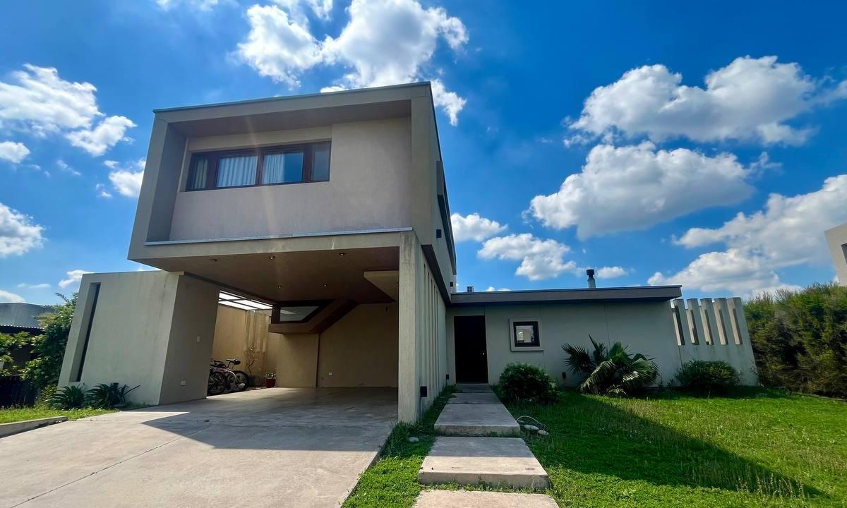 VENTA: casa de tres dormitorios, galería con parrillero, pileta y dos cocheras. Puerto Roldan