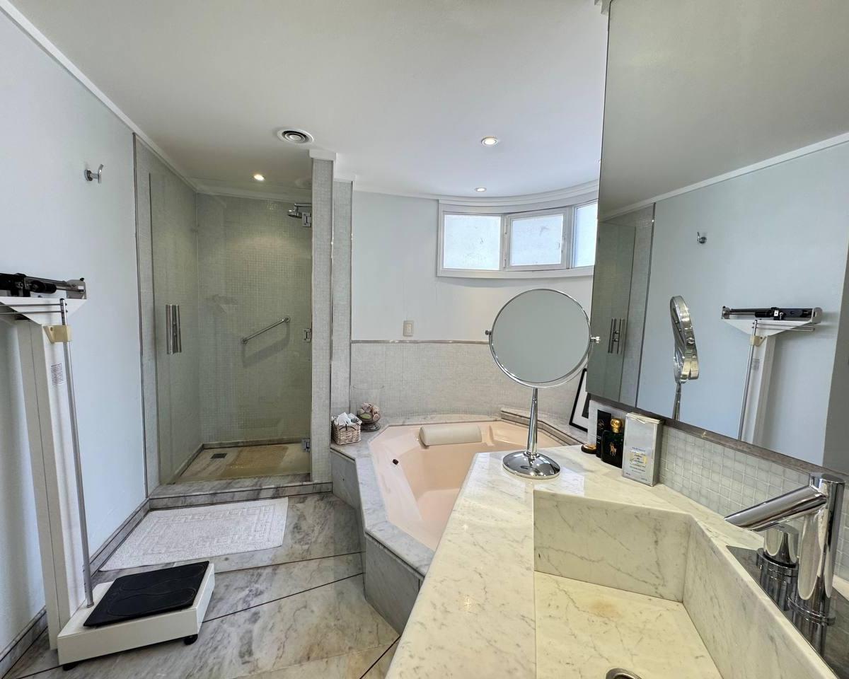 Venta - Departamento de 4 Dorm. con Balcón Al Frente, Vista Al Rio, Cochera. Barrio Martin 5