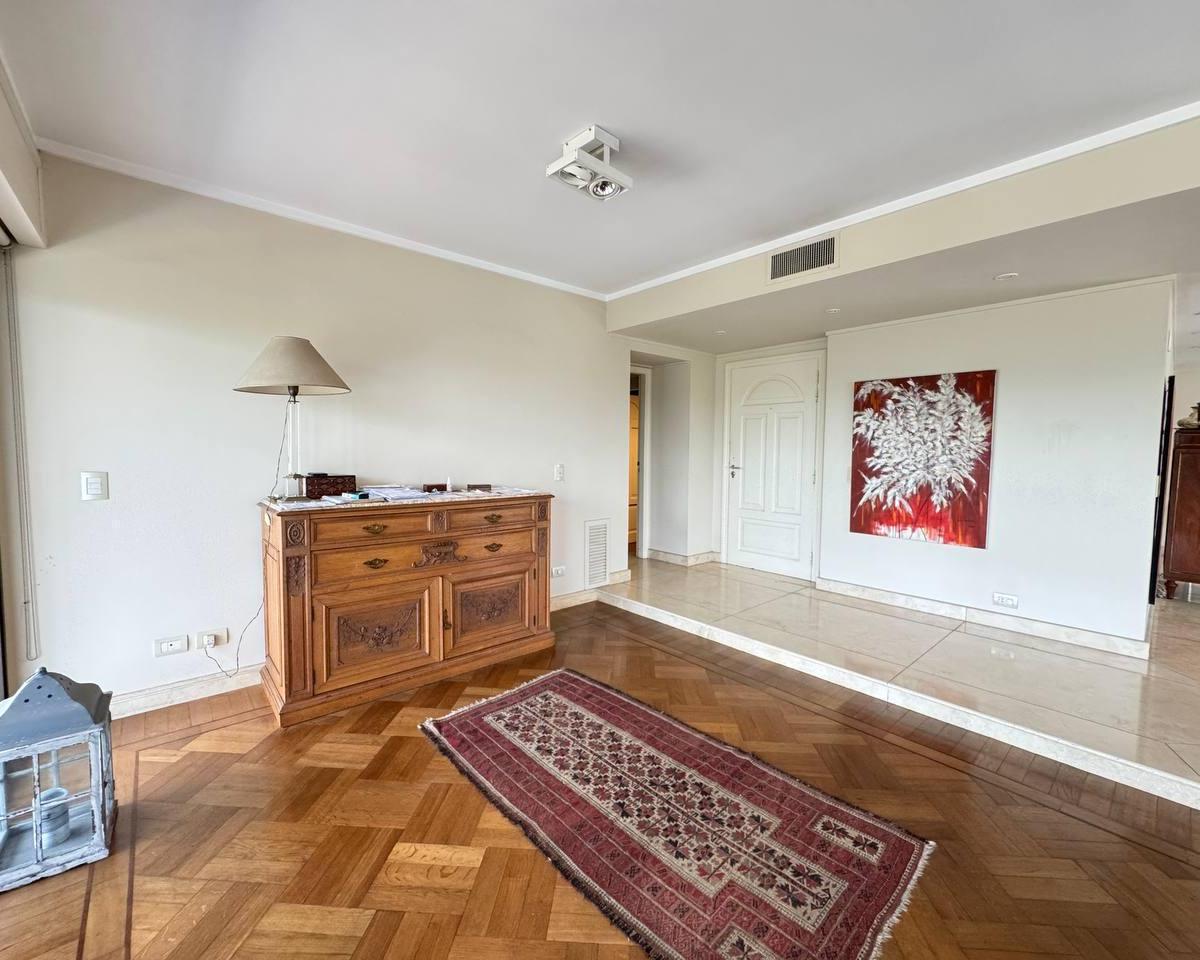 Venta - Departamento de 4 Dorm. con Balcón Al Frente, Vista Al Rio, Cochera. Barrio Martin 1