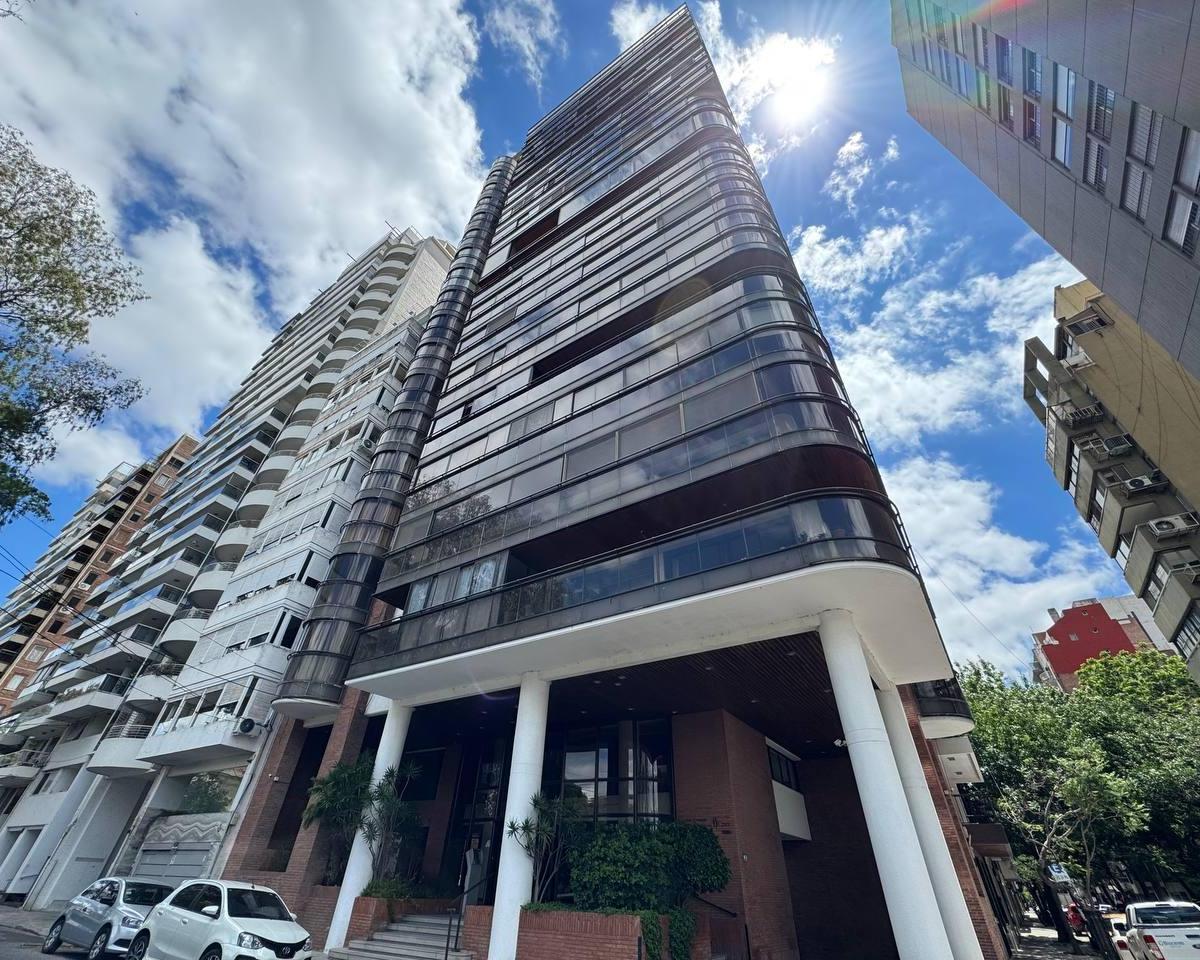 Venta - Departamento de 4 Dorm. con Balcón Al Frente, Vista Al Rio, Cochera. Barrio Martin 2