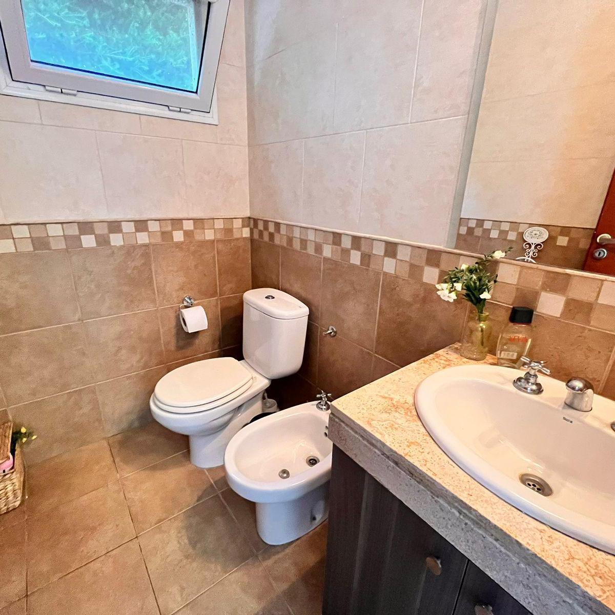 Venta Casa de Tres Dorm. con Galeria y Pileta en Barrio Privado Cadaqués Funes Hills 5