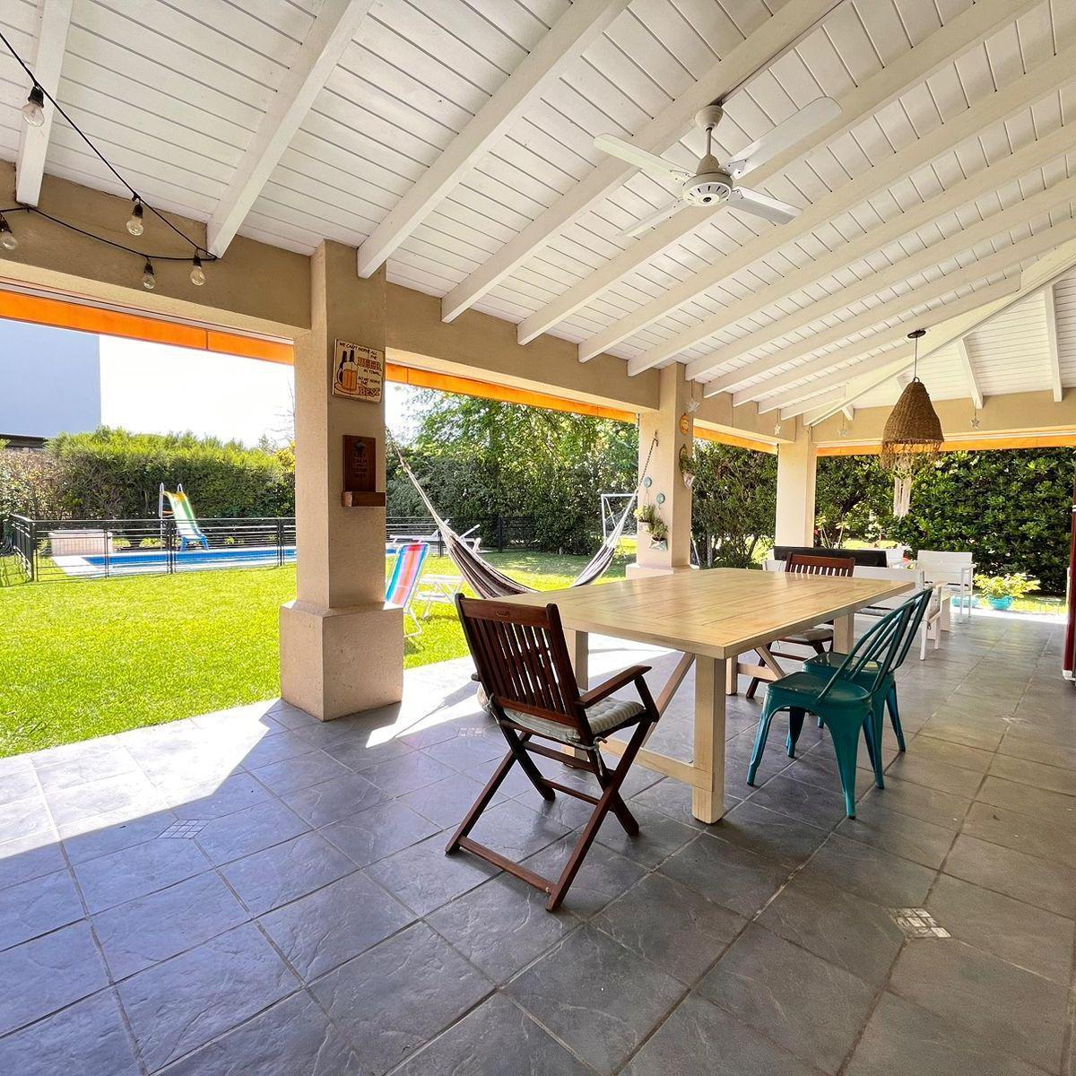 Venta Casa de Tres Dorm. con Galeria y Pileta en Barrio Privado Cadaqués Funes Hills 1