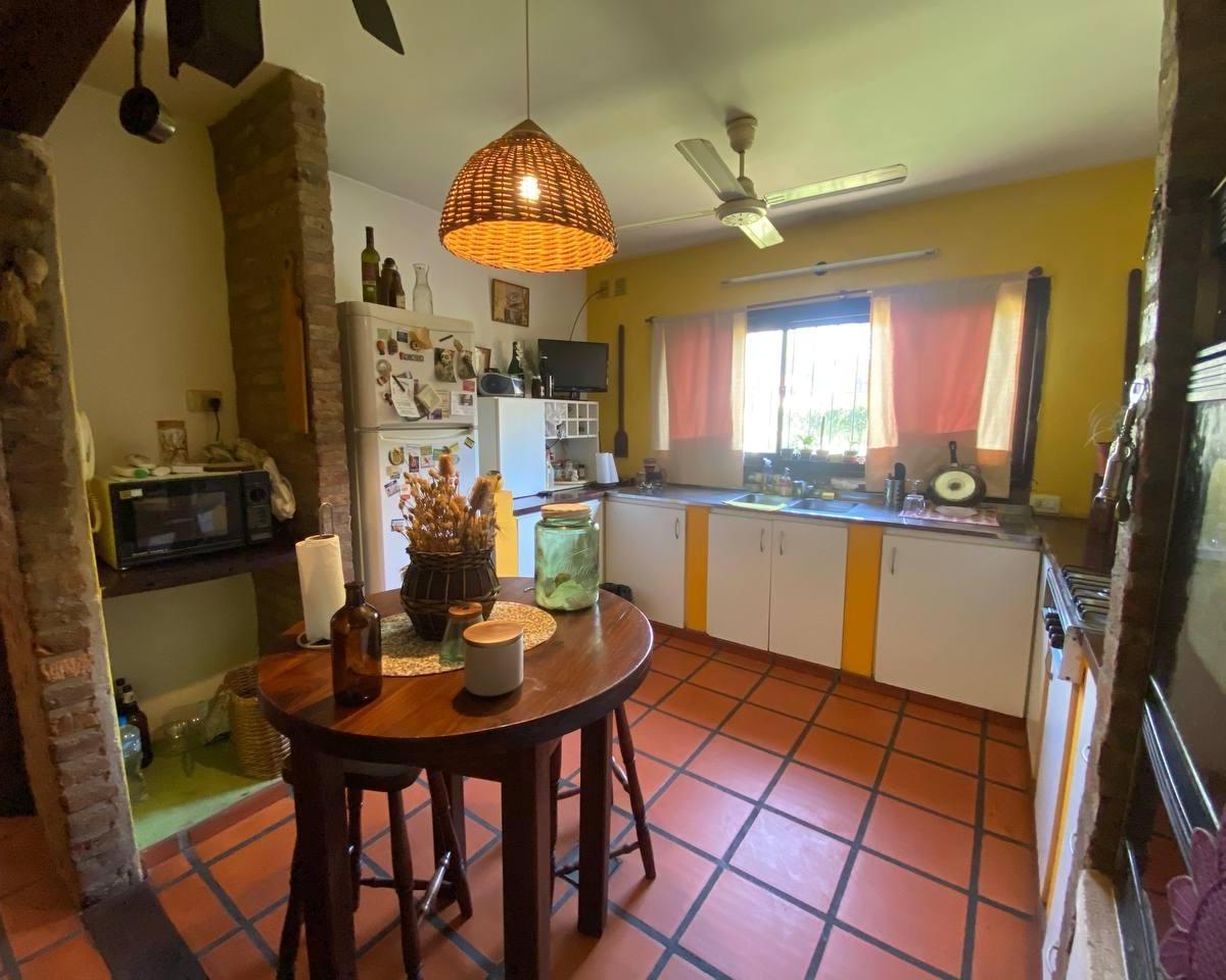 Casa de Cuatro Dorm., Pileta y Tres Cocheras en Fisherton, Rosario 1