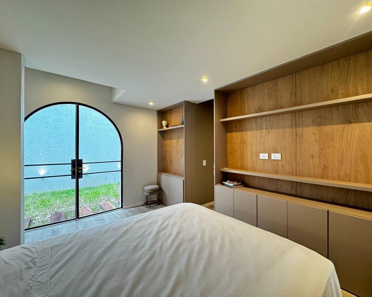 Venta - Casa Al Frente de Cuatro Dorm., Cochera y Terraza con Pileta en Barrio Abasto, Rosario 3