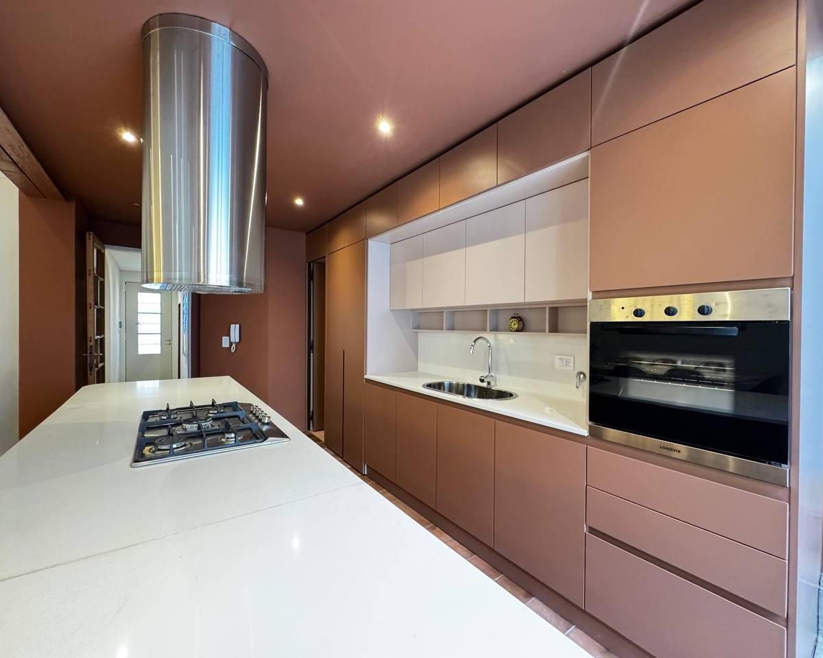 Venta - Casa Al Frente de Cuatro Dorm., Cochera y Terraza con Pileta en Barrio Abasto, Rosario 1