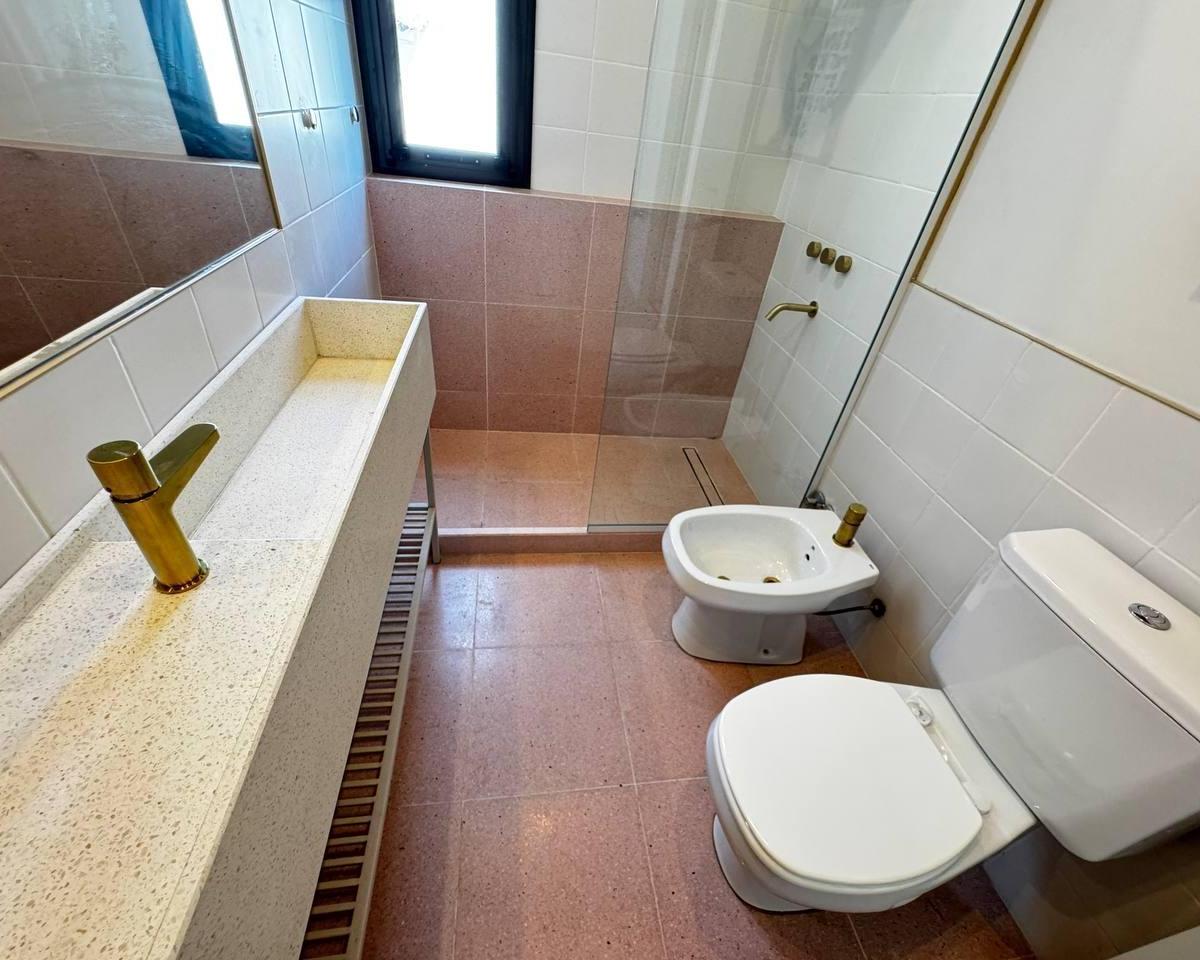 Venta - Casa Al Frente de Cuatro Dorm., Cochera y Terraza con Pileta en Barrio Abasto, Rosario 2