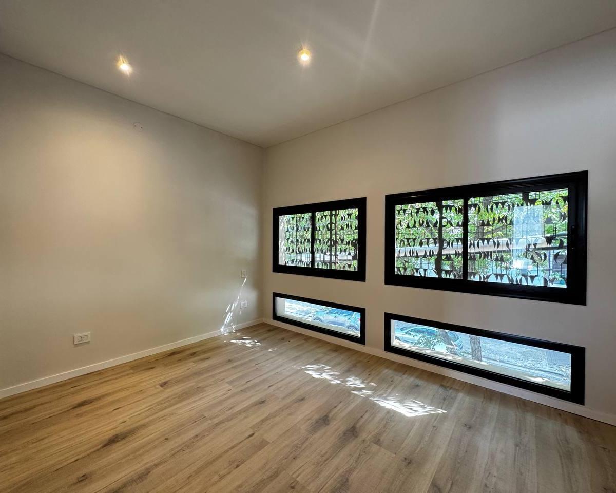 Venta - Casa Al Frente de Cuatro Dorm., Cochera y Terraza con Pileta en Barrio Abasto, Rosario 4
