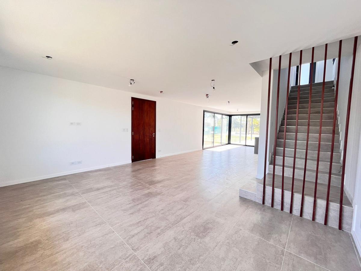 Venta Casa de Tres Dorm. con Quincho y Piscina, 235 m² Totales. La Rinconada, Ibarlucea 3